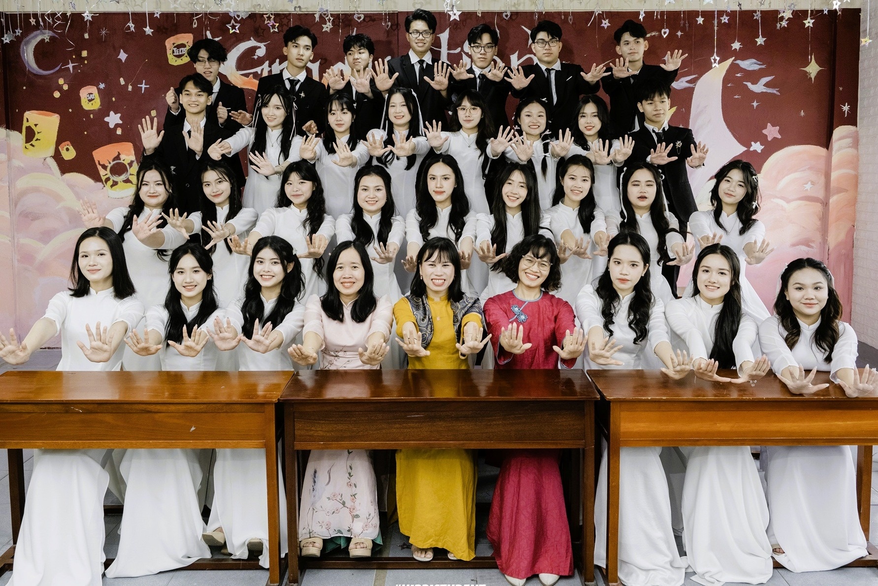 Lop hoc co hon nua hoc sinh dat IELTS 8.0, SAT 1.500 tro len hinh anh