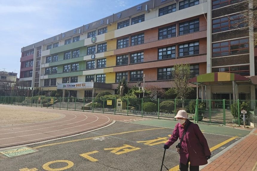 Truong hoc Han Quoc tuyet vong hinh anh