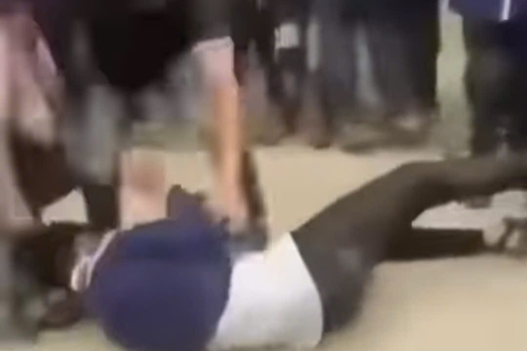 Nam sinh lop 7 o Hai Duong bi nhom ban danh hoi dong sau gio tan hoc hinh anh