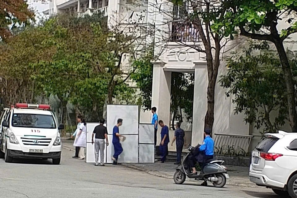 3 nu sinh lop 9 bi lan can tu tang 4 roi trung, phai nhap vien cap cuu hinh anh