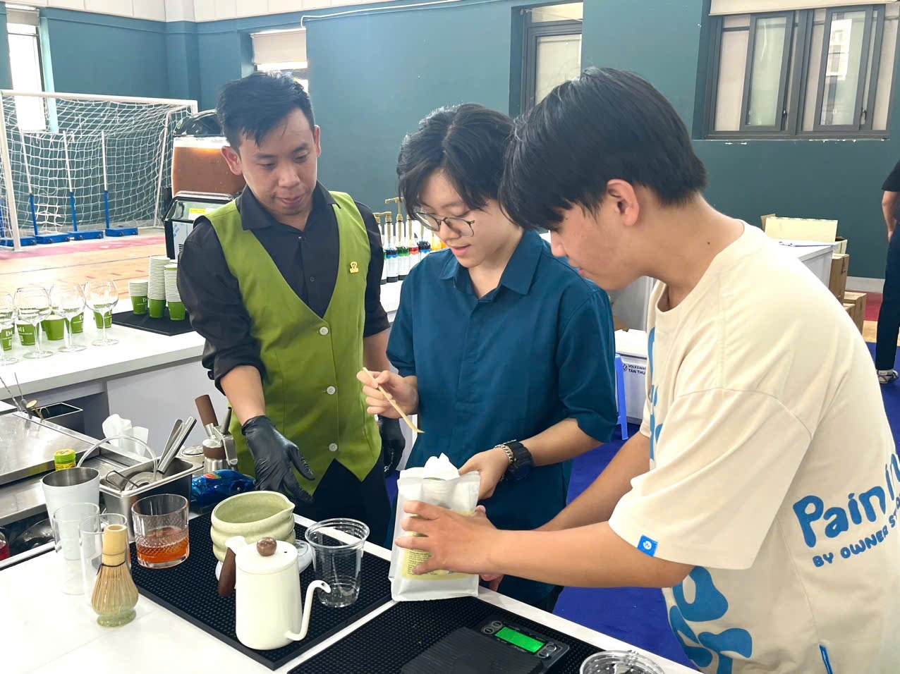 Sinh vien TP.HCM hoc lam socola, pha matcha cung chuyen gia Italy hinh anh