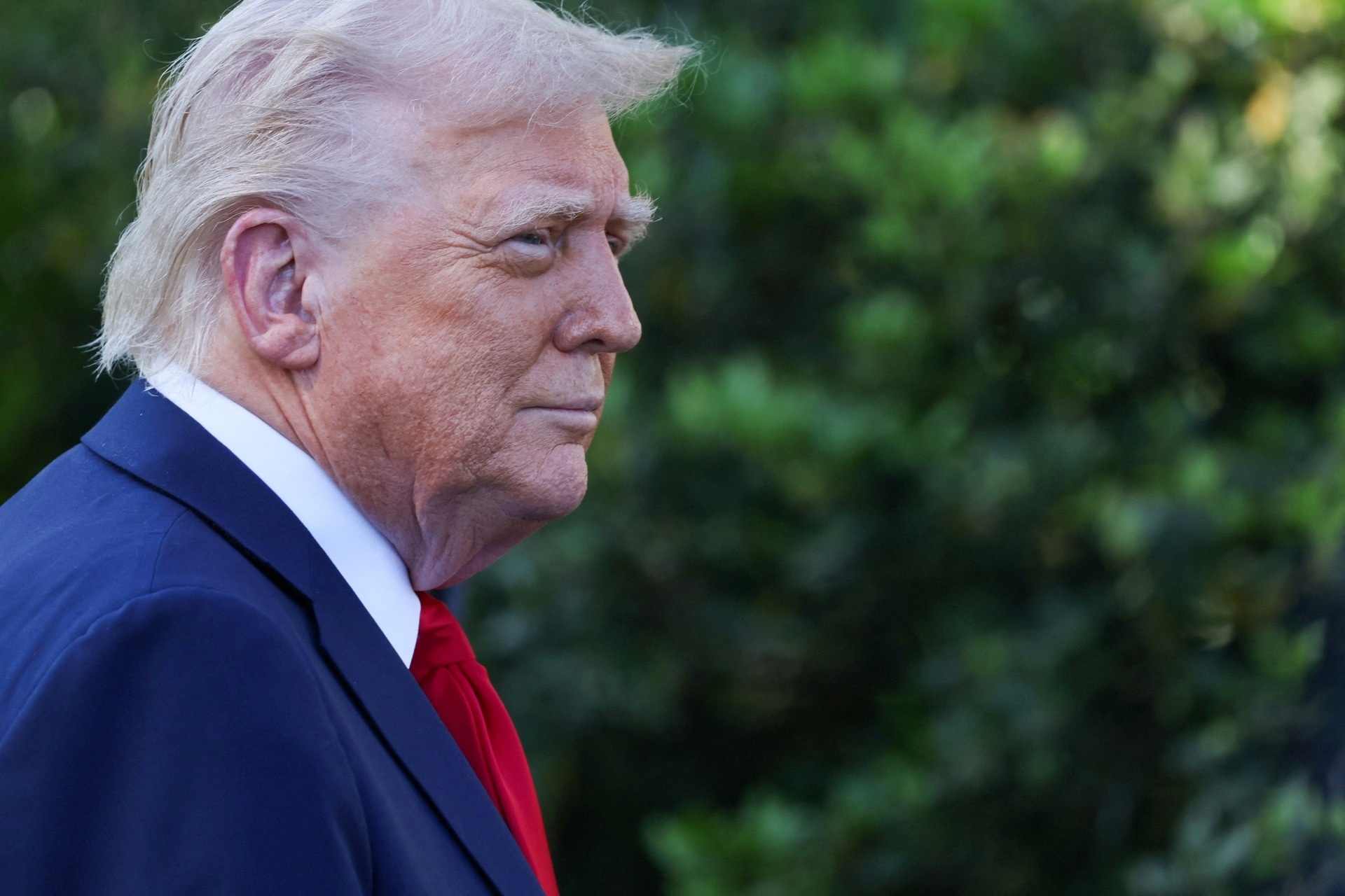 Tong thong Trump noi gian, goi dien cho Jeff Bezos hinh anh