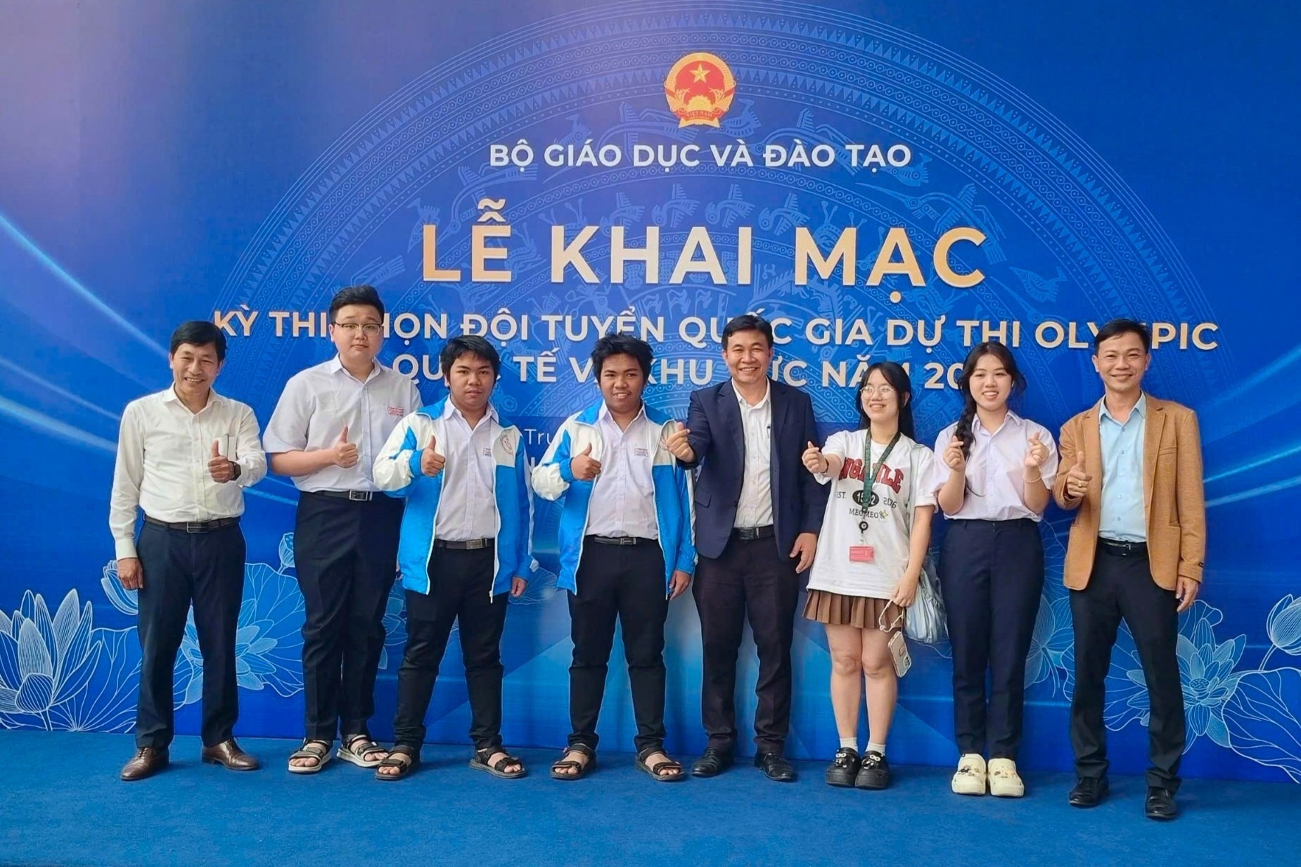 Anh em sinh doi Hien - Hau cung gianh Huy chuong Vang Olympic Toan hinh anh