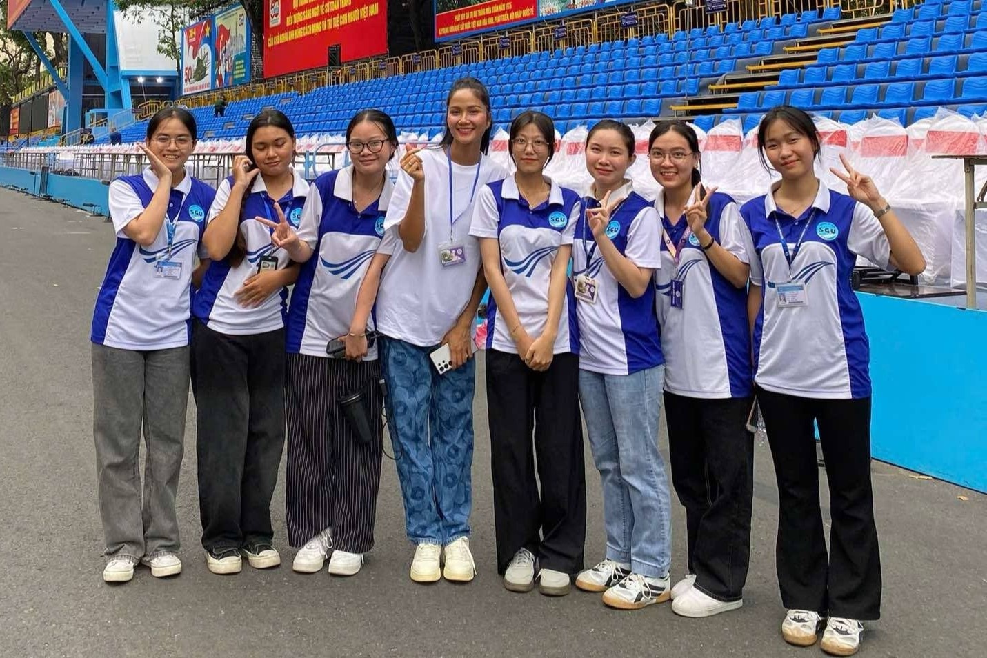 Sinh vien TP.HCM sang di hoc, chieu di tap dieu binh ky niem 30/4 hinh anh