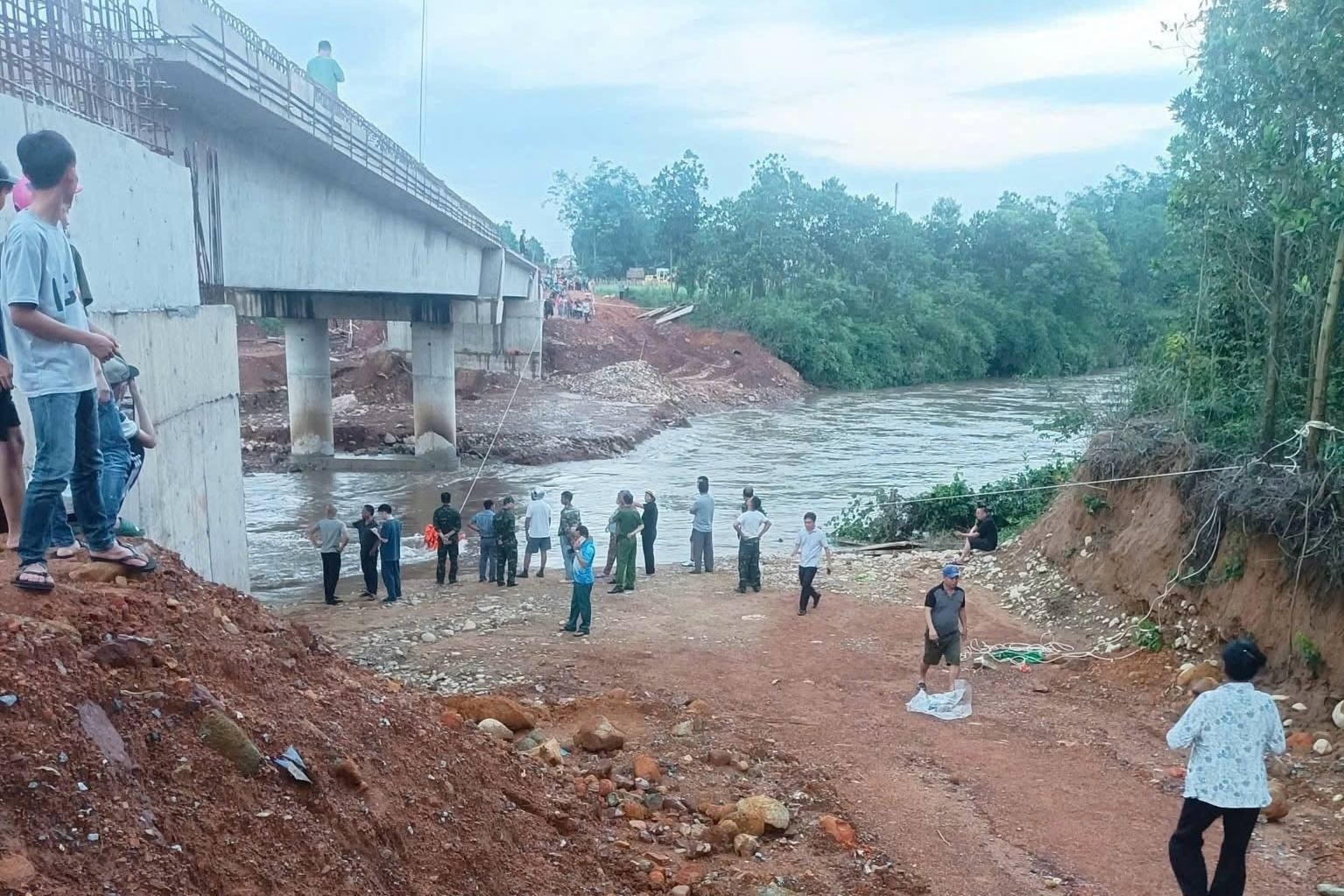 7 hoc sinh bi lu cuon, 1 em ngung ho hap, 3 em mat tich hinh anh