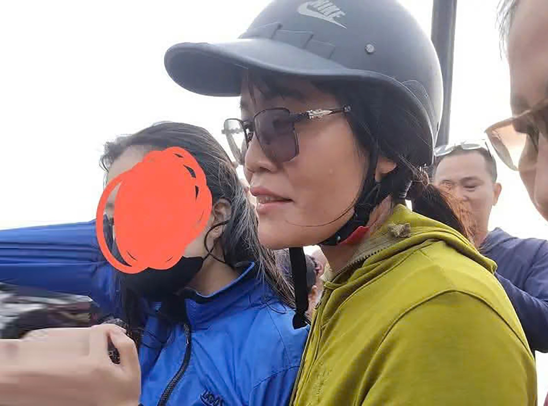 Co giao o Nam Dinh lao minh xuong song cuu nu sinh duoi nuoc hinh anh