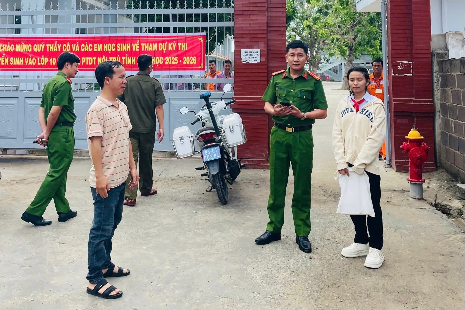 Hoc sinh di nham diem thi 60 km, duoc cong an ho tro kip thoi hinh anh