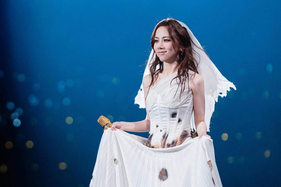 Ca si hoan concert vi trung lich thi dai hoc hinh anh
