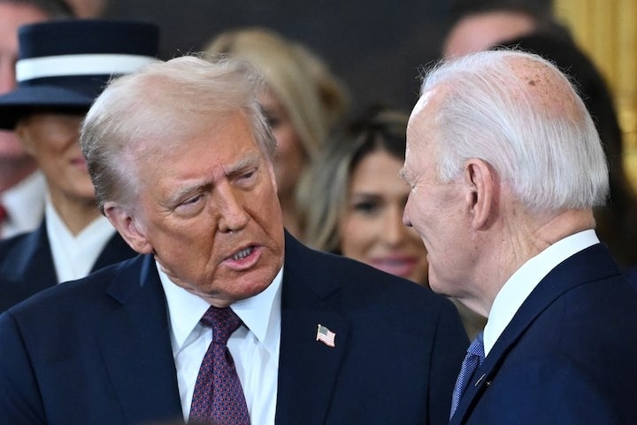 Ong Trump khuech dai thuyet am muu ve 'nguoi may Biden' hinh anh