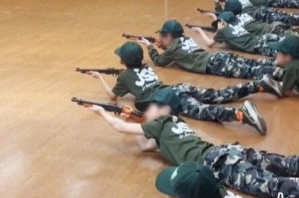 Bi chi trich vi to chuc truong huan luyen tre em chien dau hinh anh