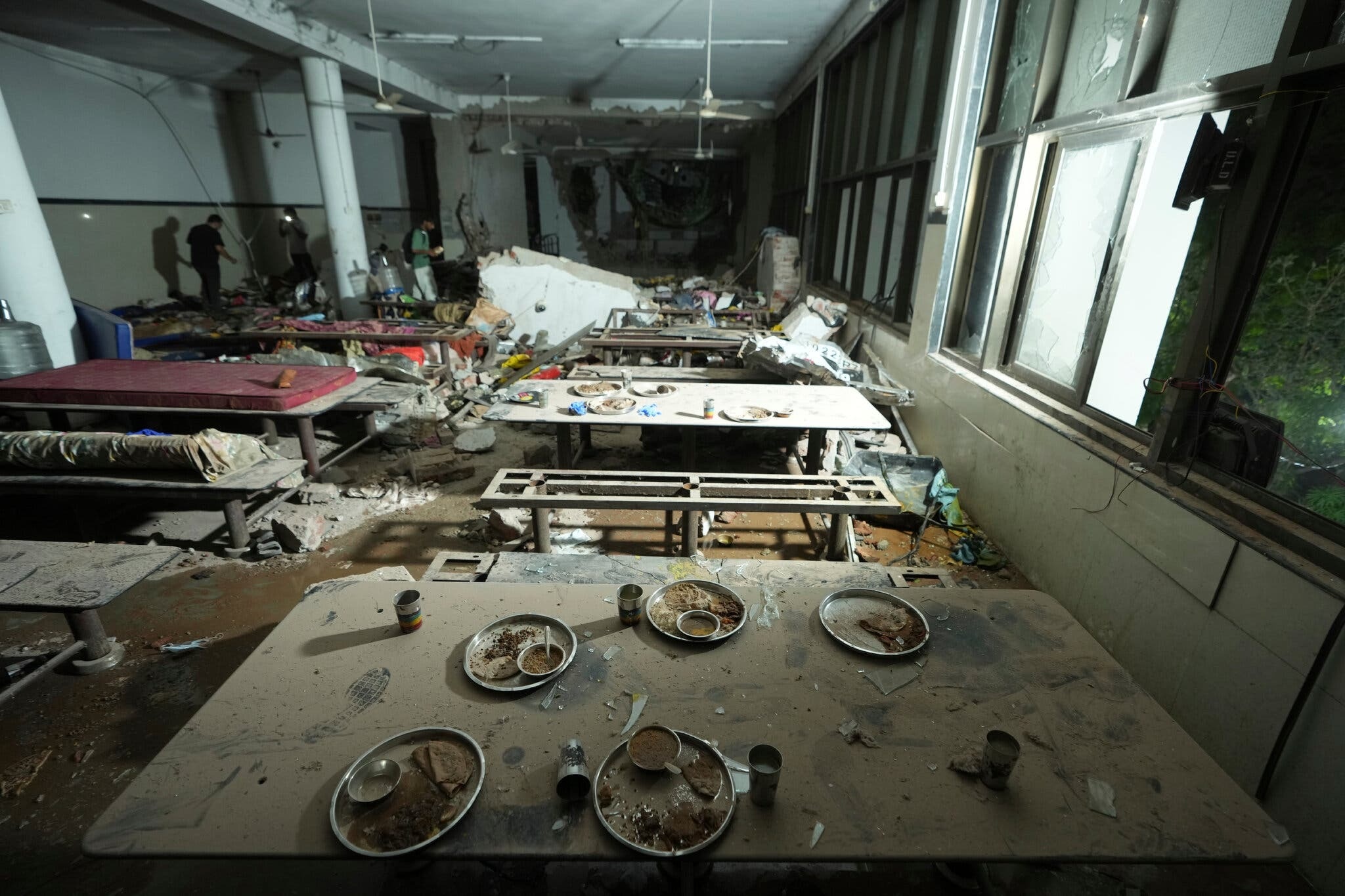 Sinh vien An Do ke lai khoanh khac hai hung khi may bay dam vao KTX hinh anh