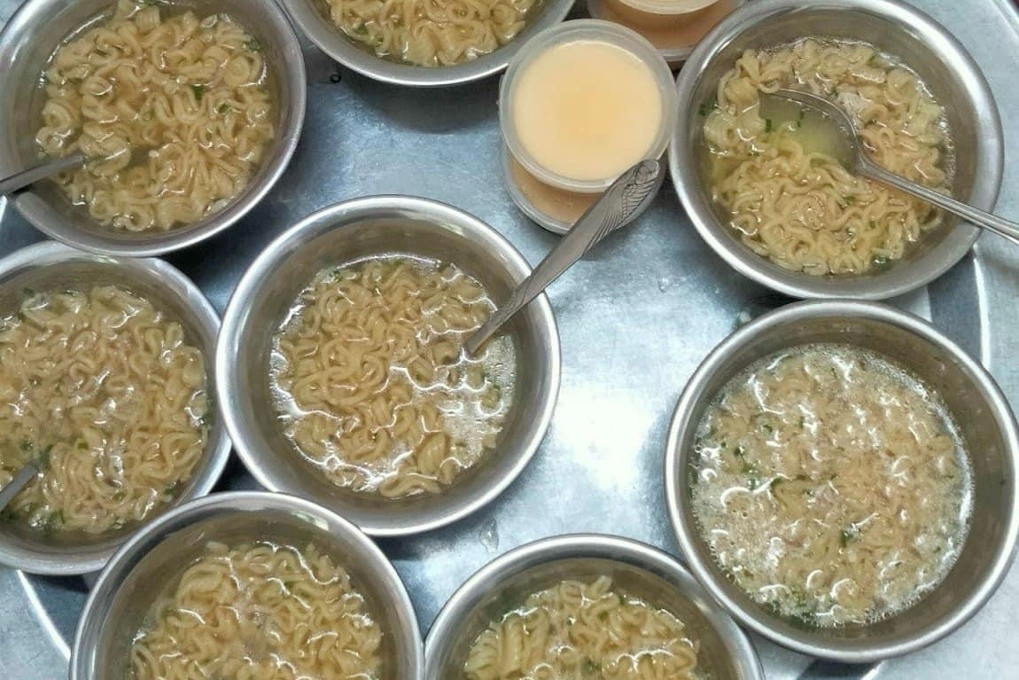 Bo truong GD&DT ngap ngung khi bi chat van chuyen bua an ban tru hinh anh