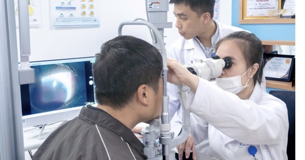 Nam thanh nien bi manh vo bong den vang vao mat nhap vien cap cuu hinh anh