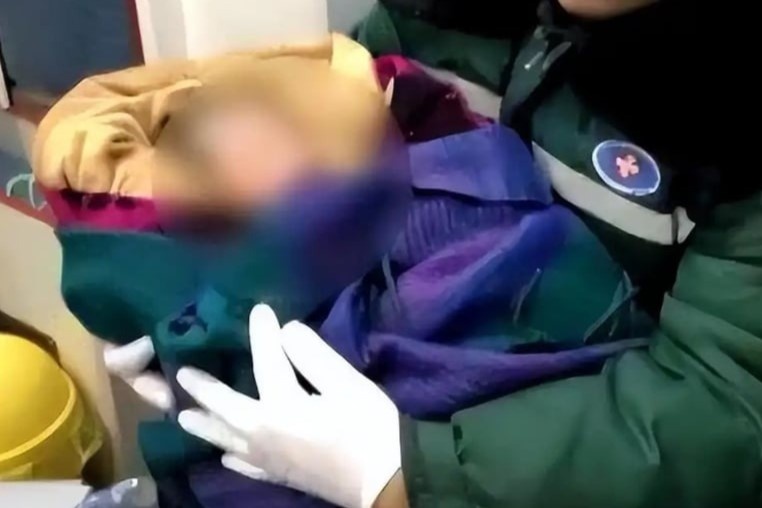 Sinh vien sinh con trong ky tuc xa khi dang on thi cuoi ky hinh anh