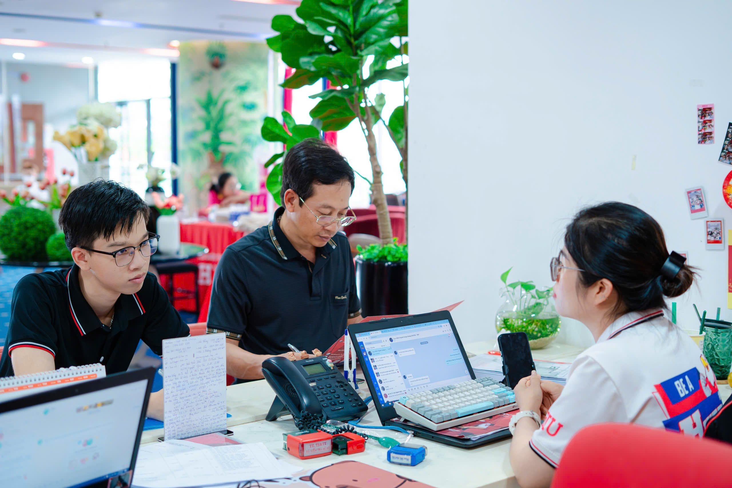 Dai hoc Quoc te Hong Bang cong bo diem san nhom nganh suc khoe hinh anh