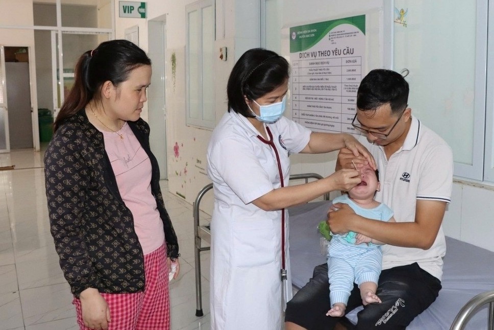 Nhiem virus hop bao ho hap RSV, 1 tre o Son La khong qua khoi hinh anh