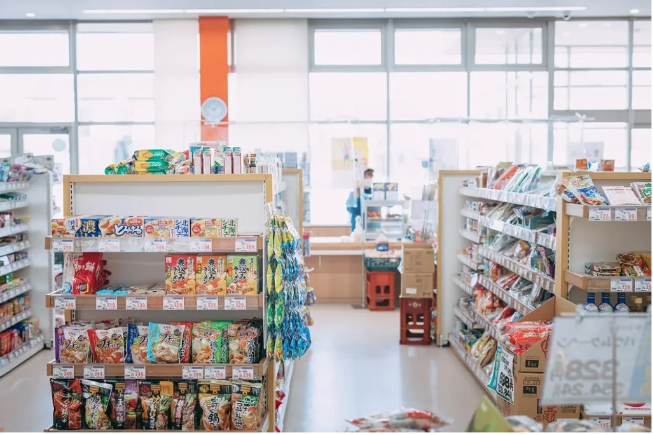 Giao vien mat viec vi lam them o cua hang tien loi hinh anh