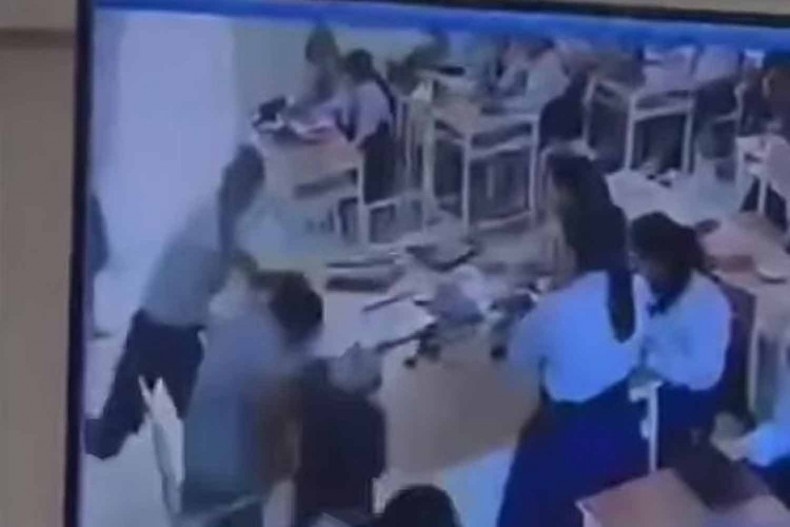 Nam sinh Thai Lan dam co giao bam mat chi vi bi tru diem bai thi hinh anh