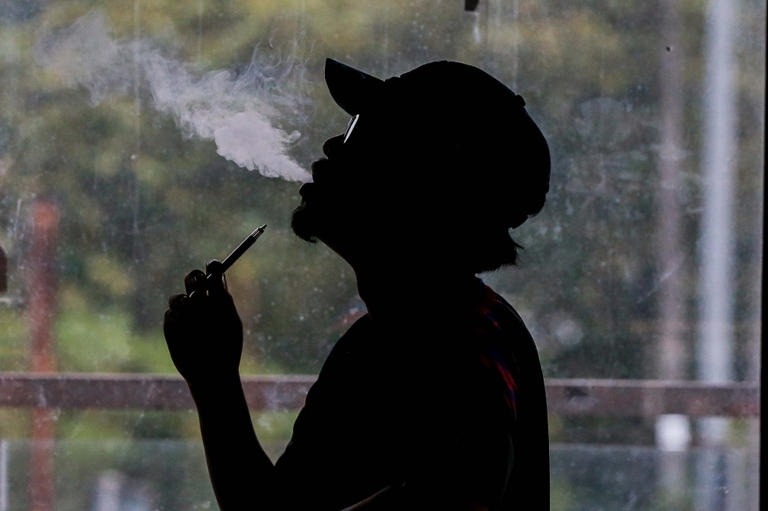 Quoc gia doi phat tu giao vien neu hut thuoc la dien tu o truong hinh anh