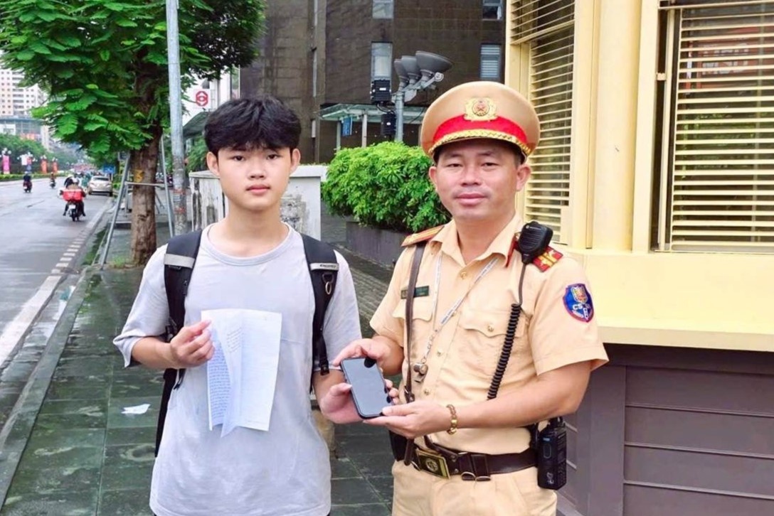 Canh sat giao thong giup nam sinh tim dien thoai giua mua to hinh anh