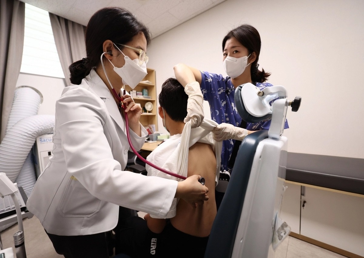 Han Quoc chi tien tiem vaccine HPV cho ca nam sinh hinh anh