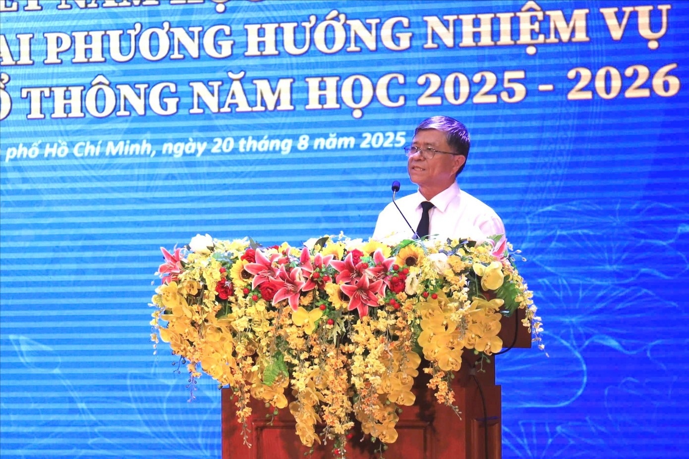 nha ve sinh truong hoc anh 1