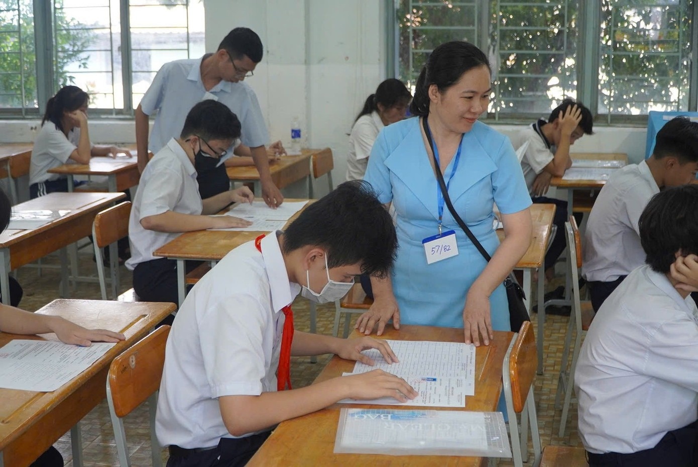 nha ve sinh truong hoc anh 2
