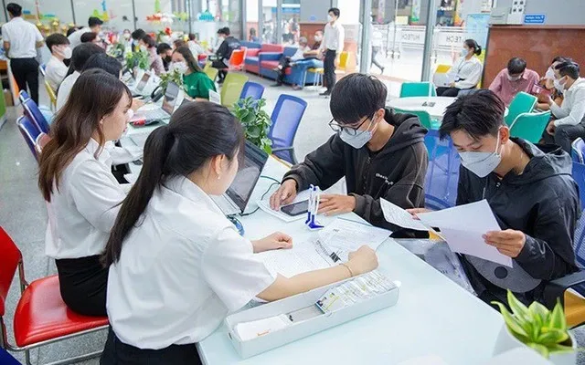 Truong dai hoc khat thi sinh hinh anh