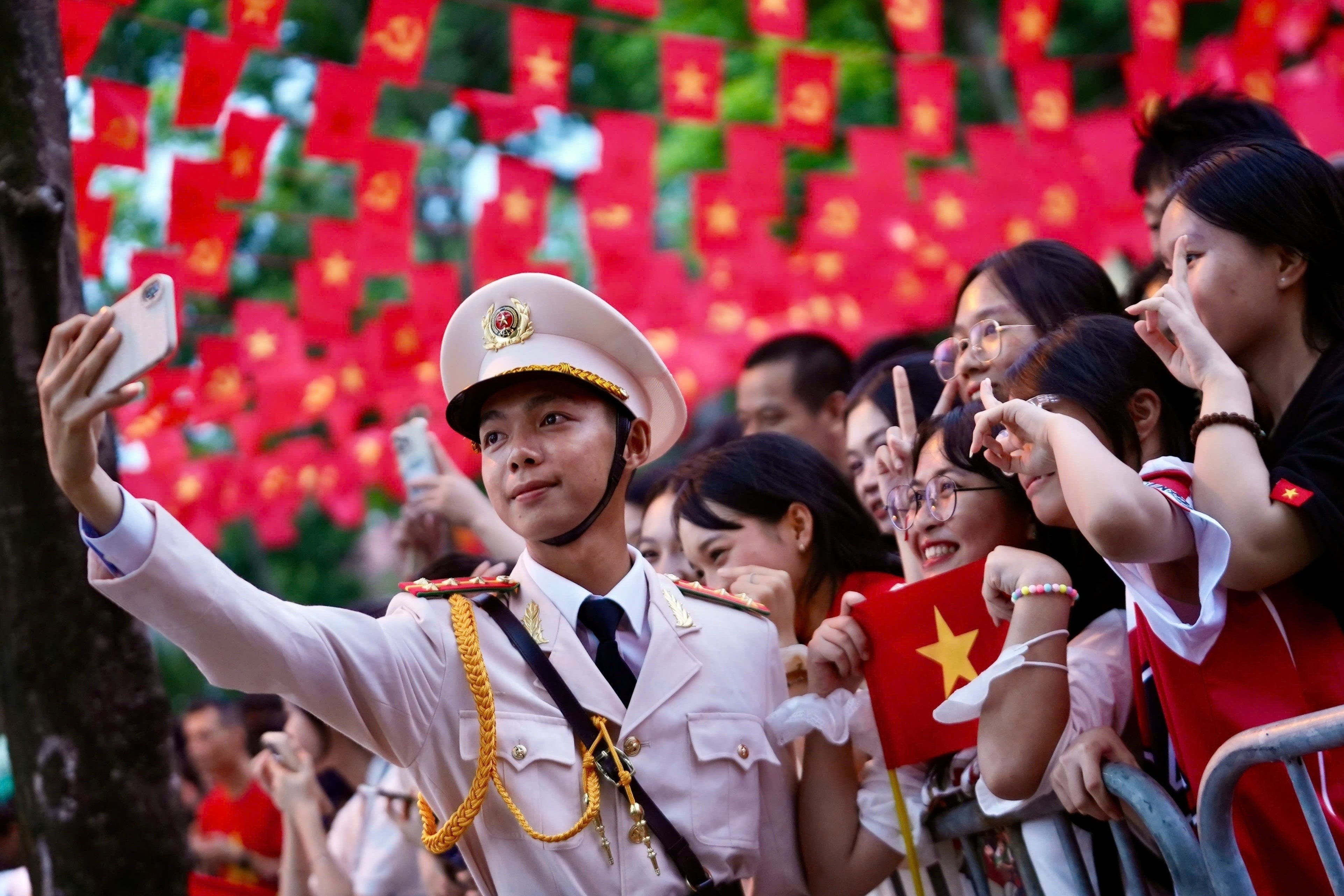 Khoanh khac 'dang yeu tuyet doi' cua cac chien si A80 va nguoi dan hinh anh