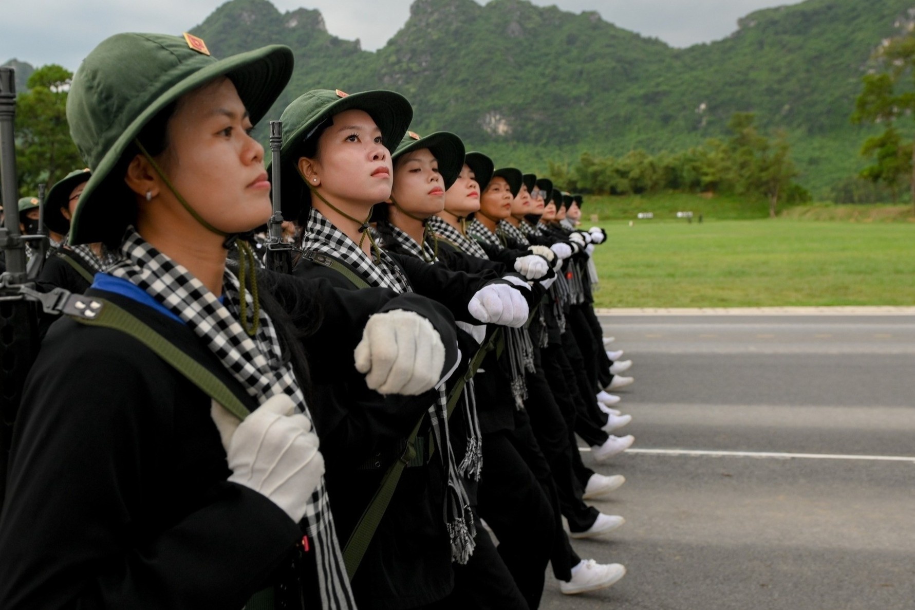 Sinh vien tam gac viec hoc, den Ha Noi tham gia doi hinh dieu binh A80 hinh anh
