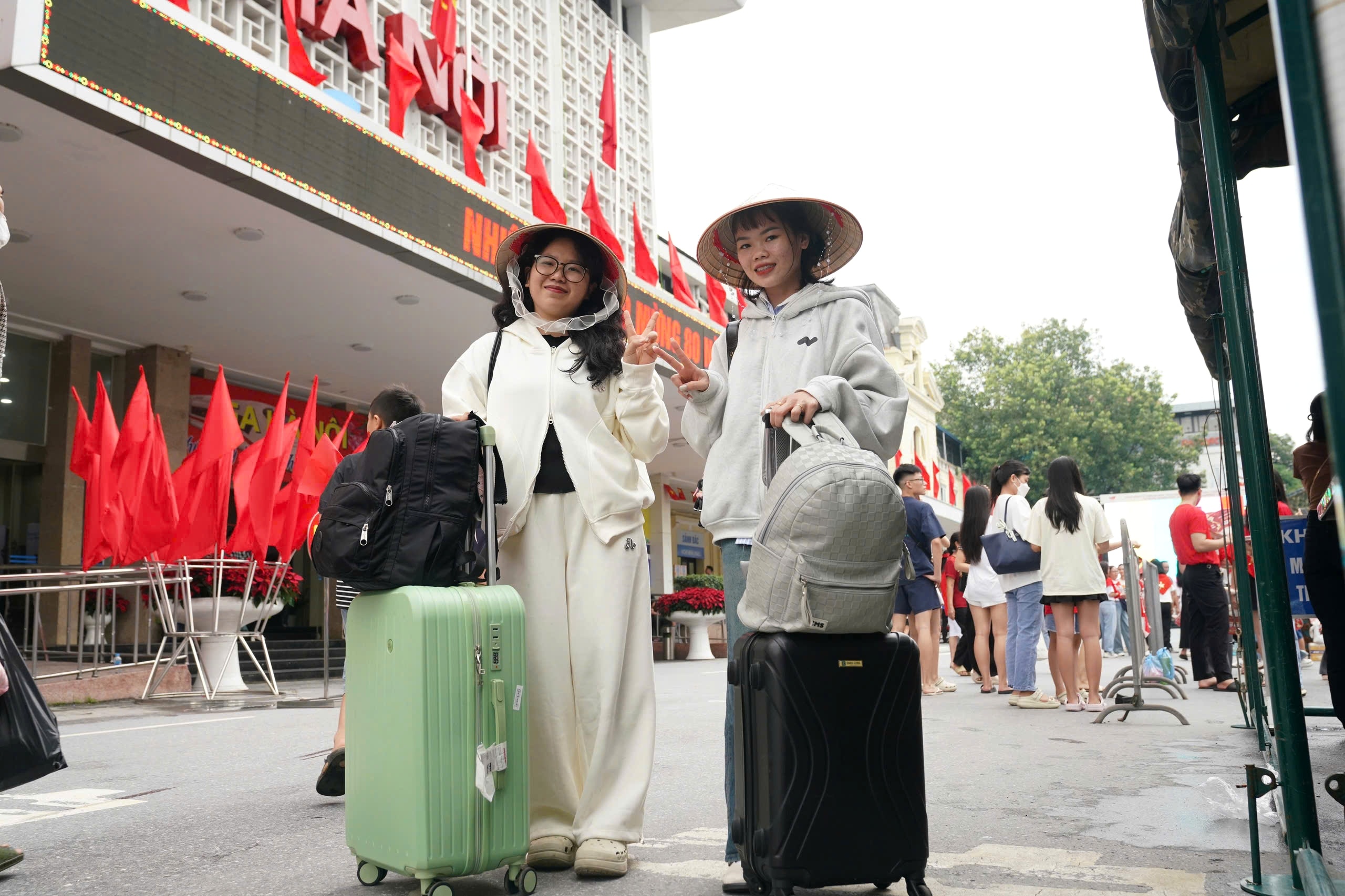 Du khach 'vac' ca vali tu ga Ha Noi di xem dieu binh hinh anh
