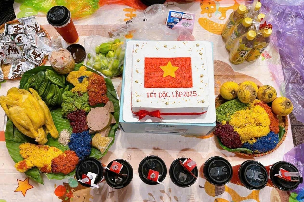 Nguoi phu nu nau 1 ta xoi, luoc 4 con ga mang di xem dieu binh hinh anh