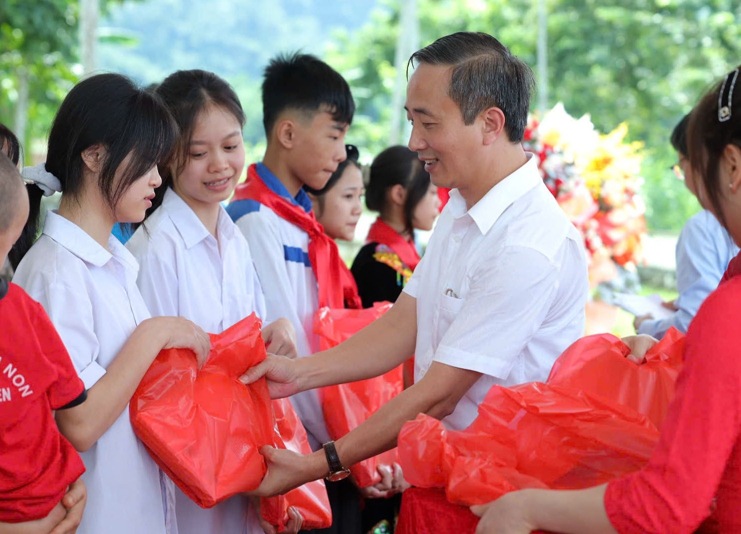 NXB Giao duc Viet Nam tang SGK cho hoc sinh vung lu truoc khai giang hinh anh