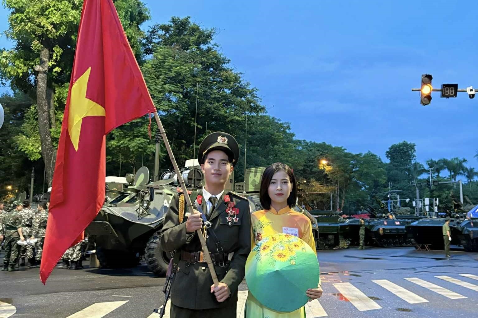 Chi giao vien, em hoc vien truong An ninh cung tham gia dieu binh A80 hinh anh