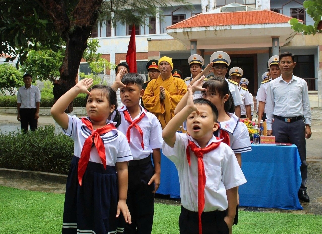 Loat khoanh khac kho quen trong le khai giang cua hoc sinh Truong Sa hinh anh