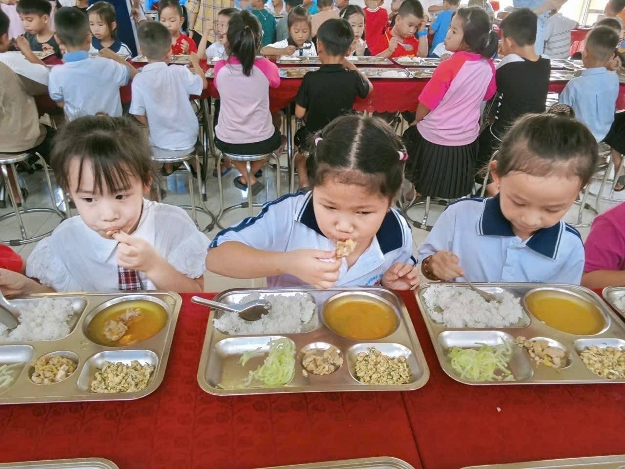 Suat an ban tru 15.000 dong cua truong mien nui gay 'sot' hinh anh