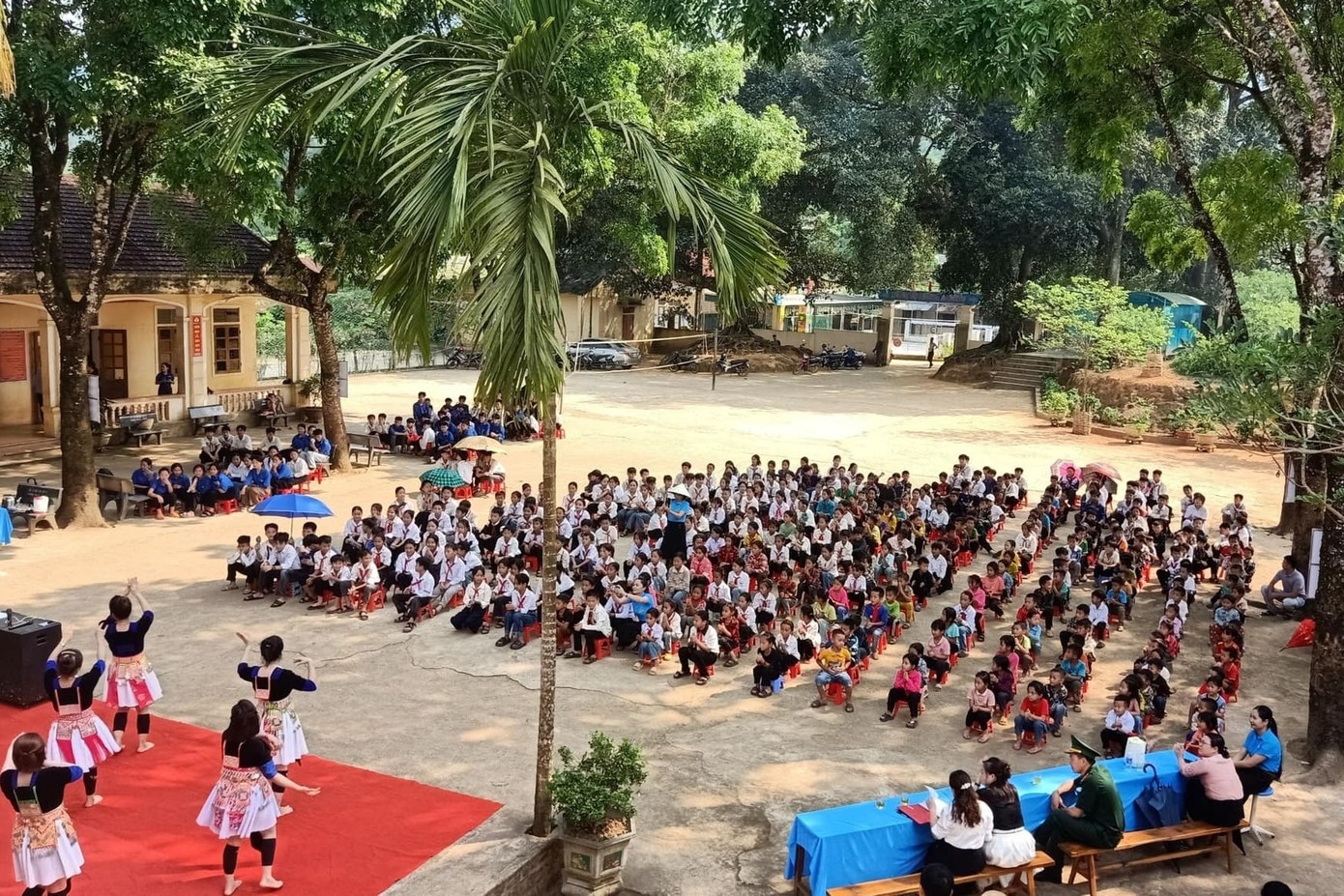 Thuc hu viec giao vien ung thu van phai di biet phai cach nha 35 km hinh anh