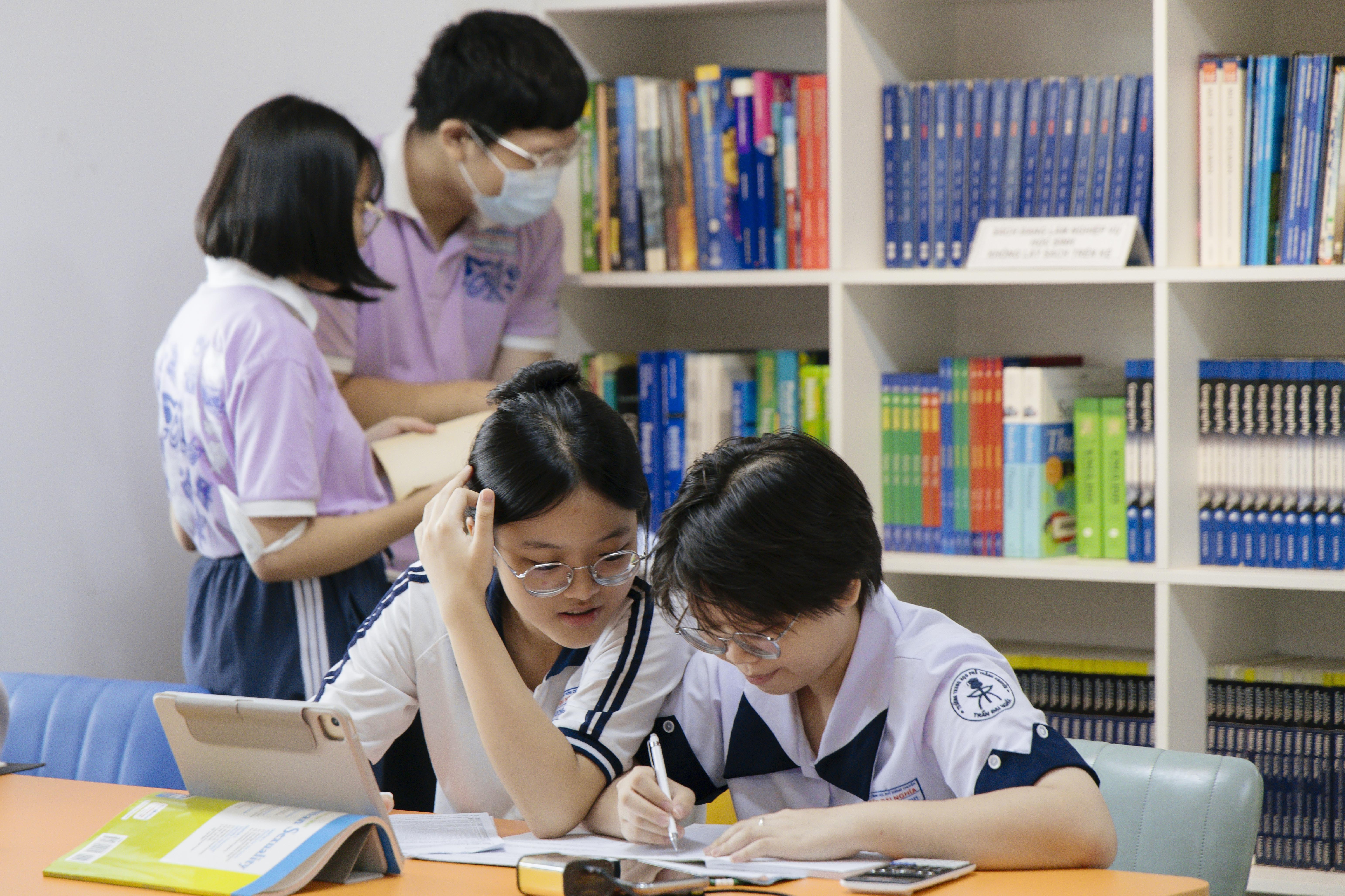 Sach giao khoa dien tu: Bo GD&DT yeu cau khong duoc chen quang cao hinh anh