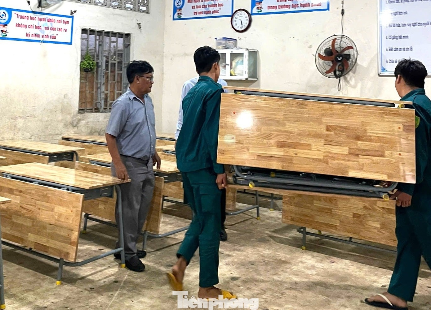 Hoi ha thay ban ghe moi sau 'toi hau thu' cua chu tich TP.HCM hinh anh