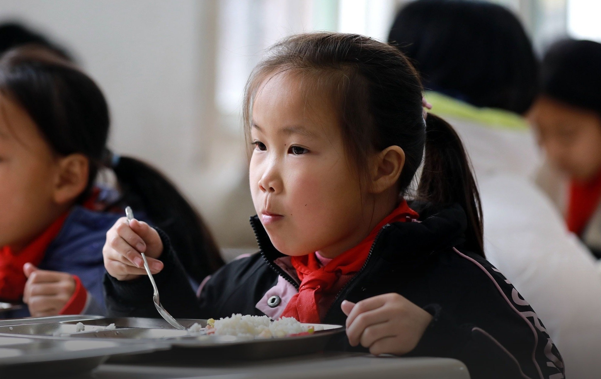 Bi dieu tra hinh su sau be boi bua an truong hoc o Trung Quoc hinh anh