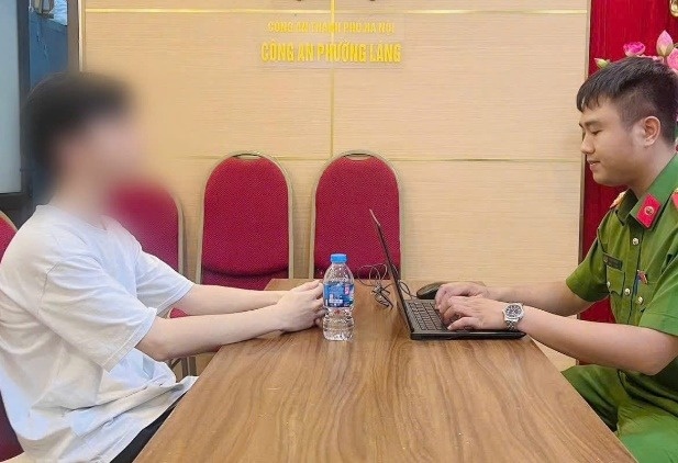 Tan sinh vien sap bay cua 'cong an gia', suyt bi bat coc online hinh anh