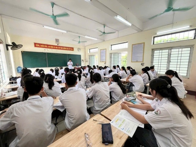 Phat 20 trieu dong neu day them sai quy dinh: Ap luc muu sinh co giam? hinh anh