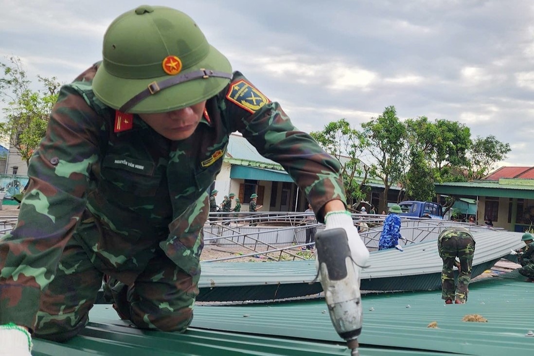 Nghe An, Ha Tinh huy dong cong an, bo doi dung lai truong lop sau bao hinh anh