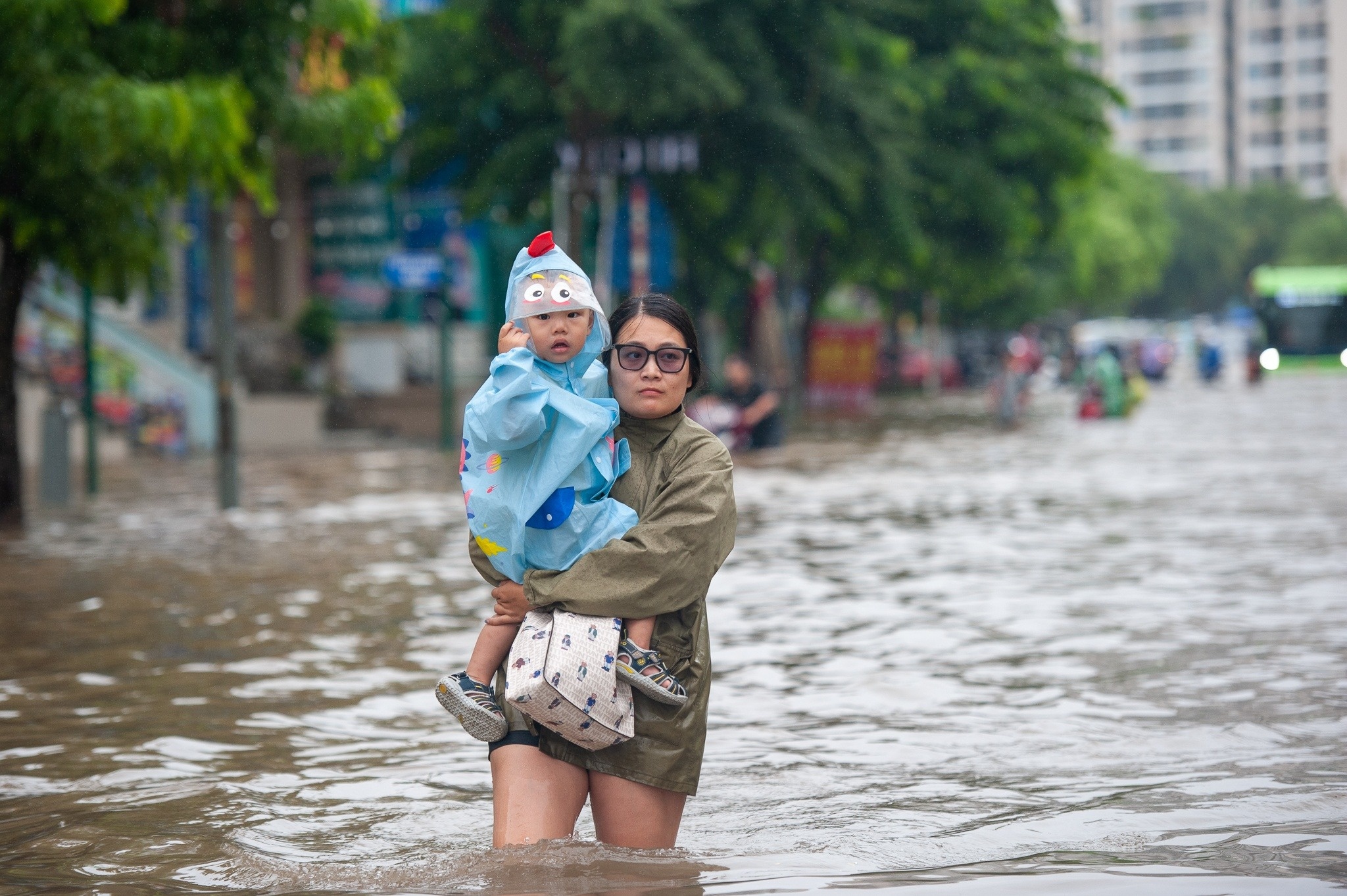 Ha Noi don tre tro lai truong sau dot mua 'ngap thanh song' hinh anh