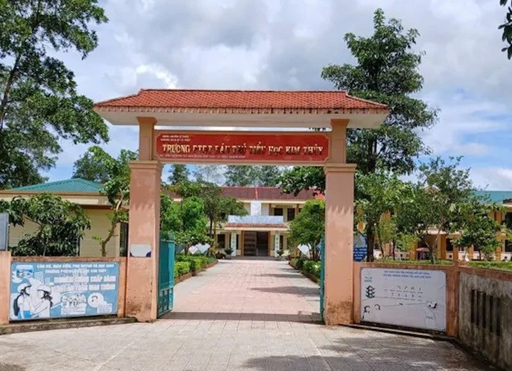 Pho hieu truong bi tam dinh chi  sau vu 40 hoc sinh nghi ngo doc hinh anh