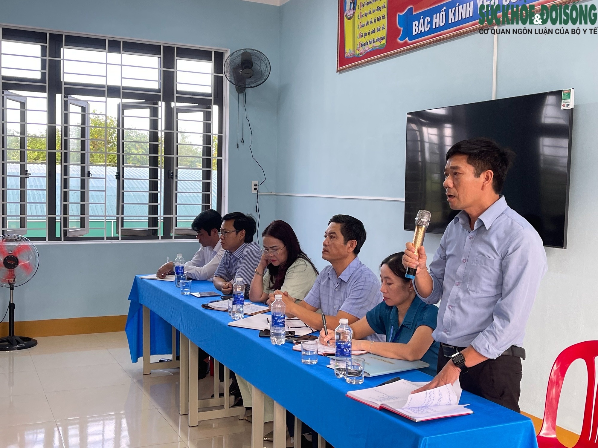 Vu 40 hoc sinh nghi ngo doc: De nghi dinh chi pho hieu truong hinh anh