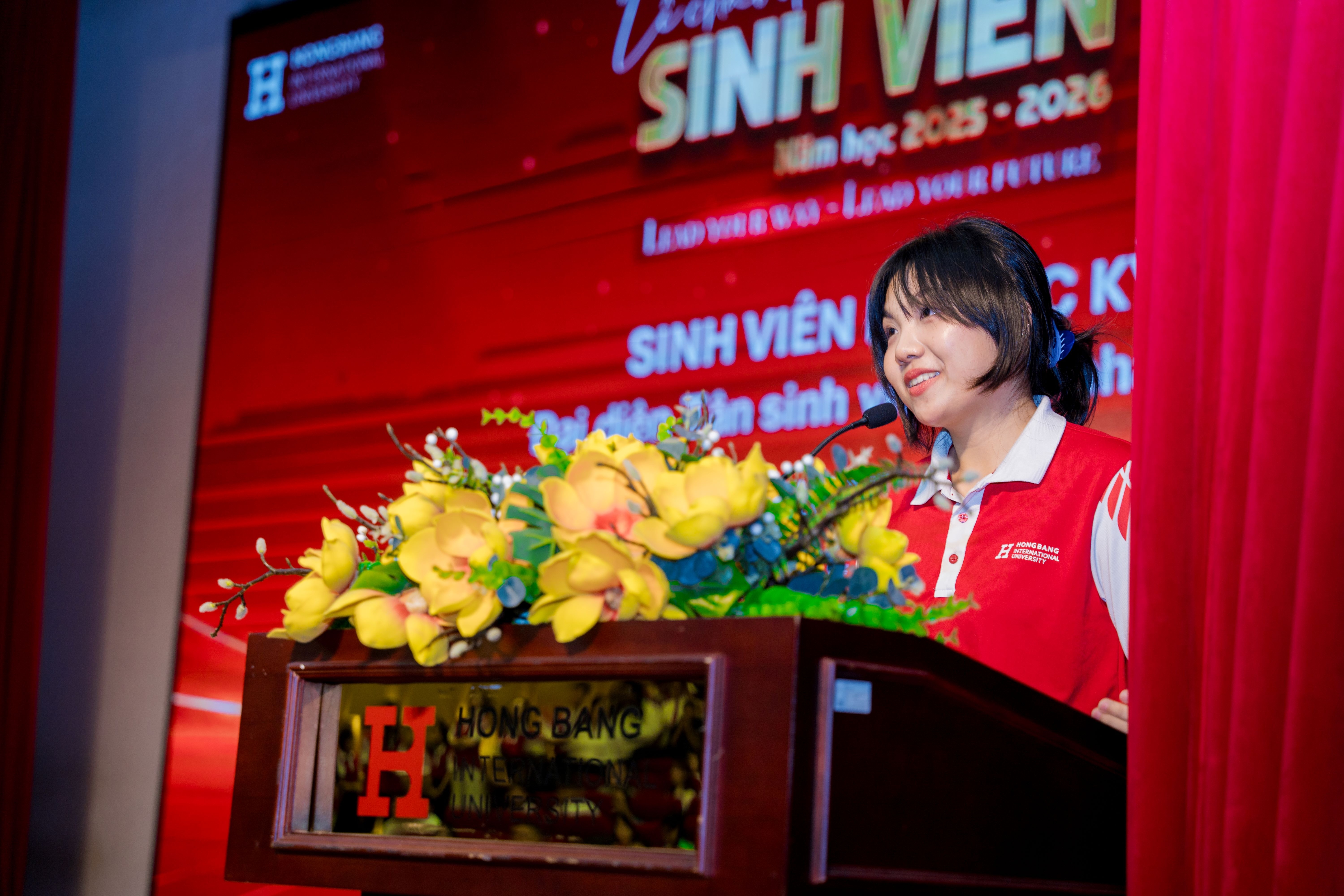 Bung no le chao don nam hoc moi tai Dai hoc Quoc te Hong Bang hinh anh