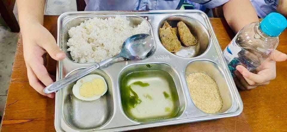 Hieu truong xin loi vi suat com ban tru 25.000 dong kem chat luong hinh anh