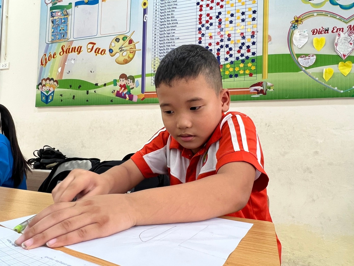 Nhieu hoc sinh Ha Noi van phai dung thuyen di hoc hinh anh