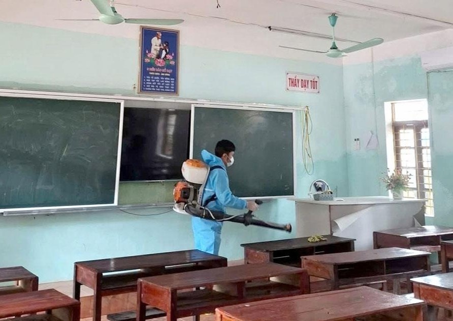 Tre tieu chay sau lu, mot phuong o Tuyen Quang phai cho tam nghi hoc hinh anh